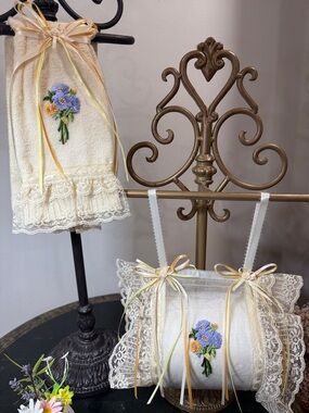 💐Embroidered Appliqué Lace Toilet Paper Holder & Towel Set in Cream w/ Flowers 💐